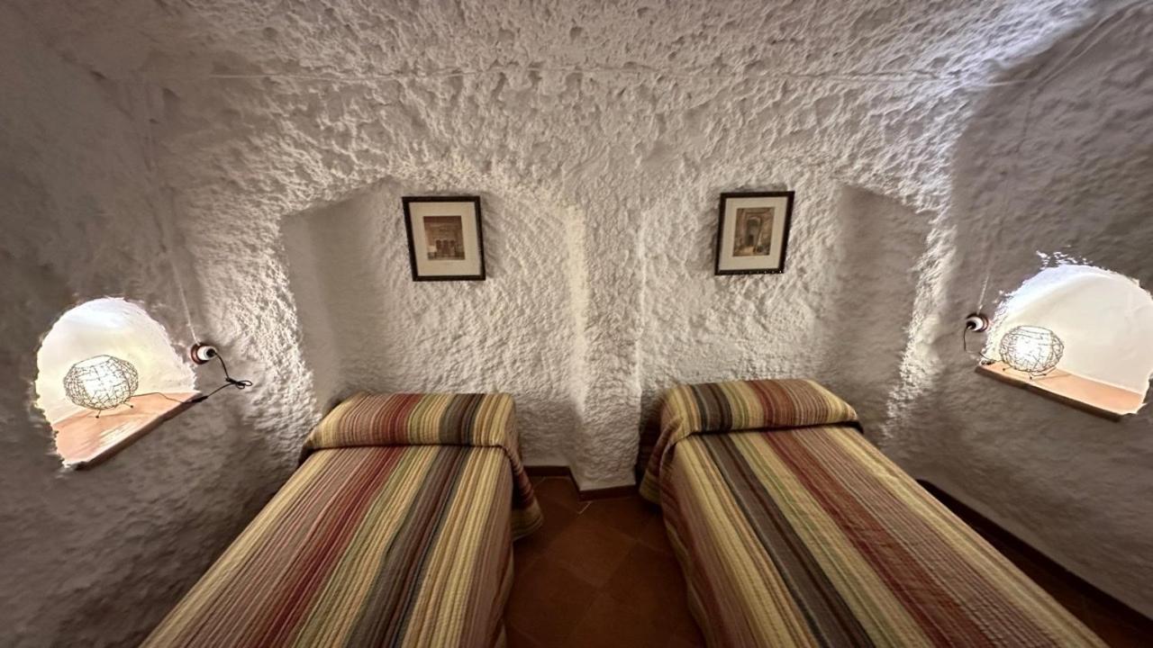 Cuevas El Torriblanco Vendégház Gorafe Szoba fotó